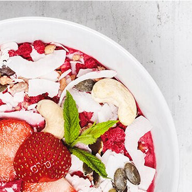Pink Smoothie Bowl mit Erdbeeren und Kokosraspeln