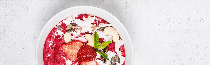 Pink Smoothie Bowl mit Erdbeeren und Kokosraspeln