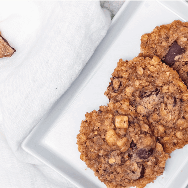 Cookies auf einem Teller und Bananen daneben