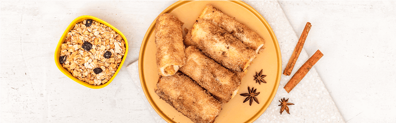 French Toast Roll Ups mit Apfel-Zimt Füllung auf einem Teller