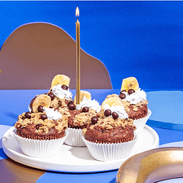 Schoko Muffins mit einer Kerze in der Mitte und Konfetti