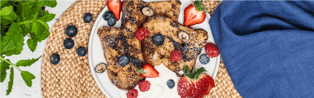 Vegan French Toast mit Beeren dekoriert