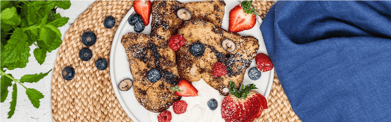 Vegan French Toast mit Beeren dekoriert