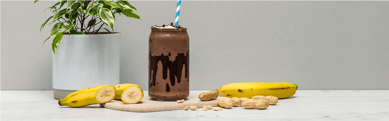 Chocolate Peanut Butter Smoothie mit Bananen daneben