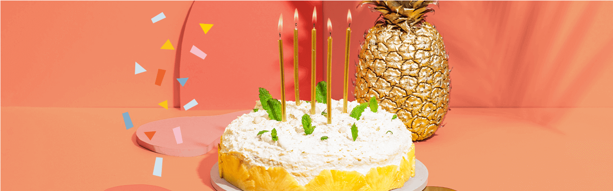 Piña Colada Torte mit einer Ananas dahinter