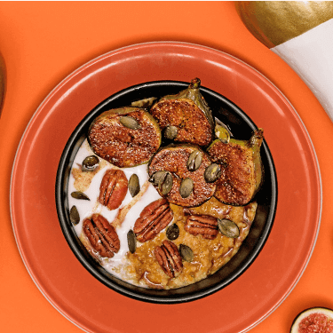 Pumpkin Porridge in einer Schale mit Feigen daneben