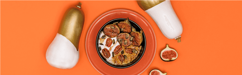 Pumpkin Porridge in einer Schale mit Feigen daneben