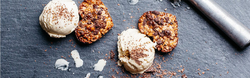 Schoko-Müsliriegel mit Eis daneben