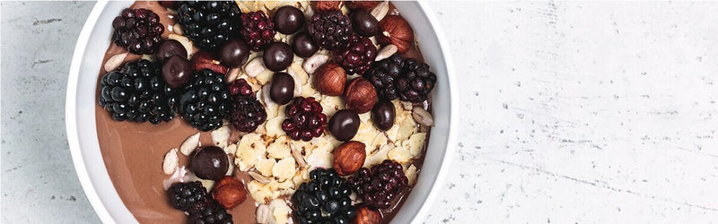 Schoko Bananen Smoothie Bowl mit Brombeeren in einer Schüssel