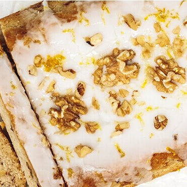 Veganer Walnusskuchen mit Zitronenzuckerguss auf einem Teller