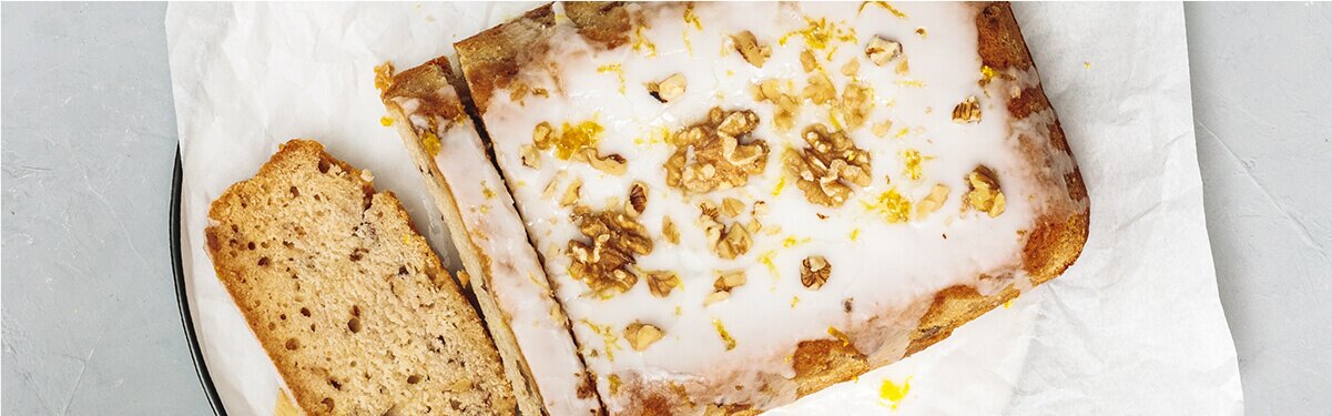 Veganer Walnusskuchen mit Zitronenzuckerguss auf einem Teller