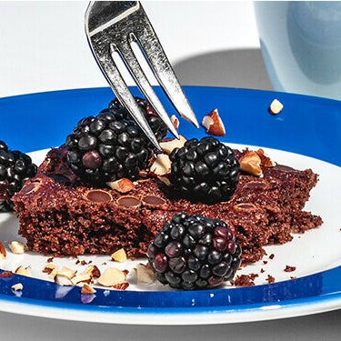 Schoko Brownies mit Brombeeren auf einem Teller