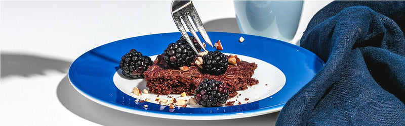 Schoko Brownies mit Brombeeren auf einem Teller