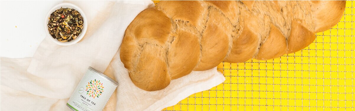 Feiner Hefezopf und Tee daneben