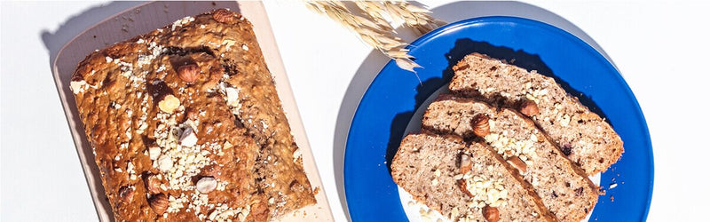 Knuspriges Müslibrot auf einem Teller