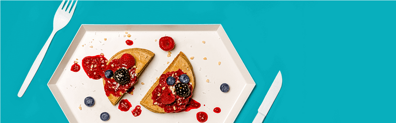 Protein Pancakes mit Beeren auf einem Teller