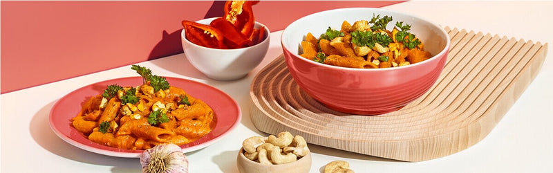 Cremige Paprika Pasta schön angerichtet mit Petersilie und Cashews