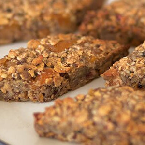 Selbst gebackene Proteinriegel für Sportler auf einem Teller
