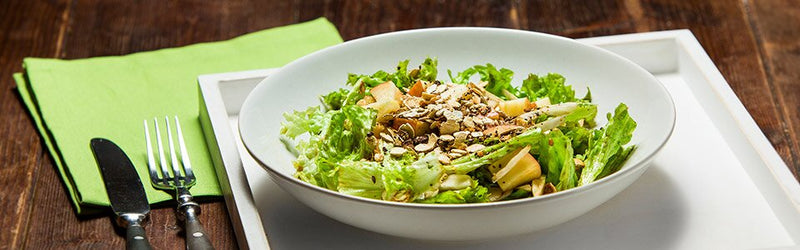 Protein-Salat in einer Schüssel mit Besteck daneben