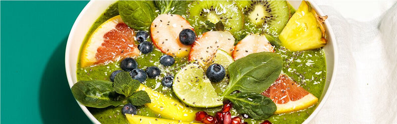 Green Smoothie Bowl mit Beeren, Kiwi und Limetten