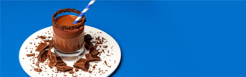 Chocolate Banana Power Smoothie in einem Glas mit einem Strohhalm