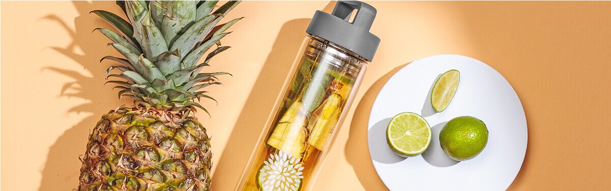 Heaven2go, mit einer Ananas und Limetten daneben