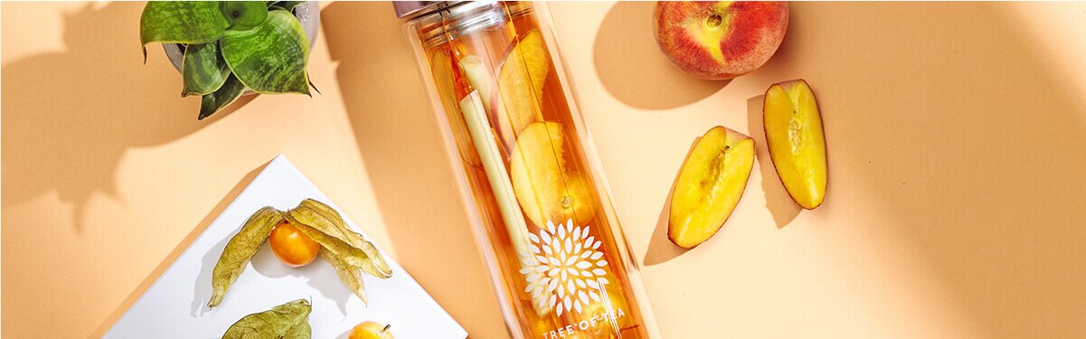 Peachy2go in einer Flasche mit Pfirsich daneben