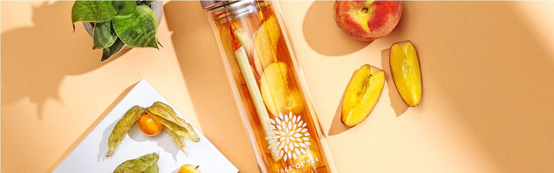 Peachy2go in einer Flasche mit Pfirsich daneben