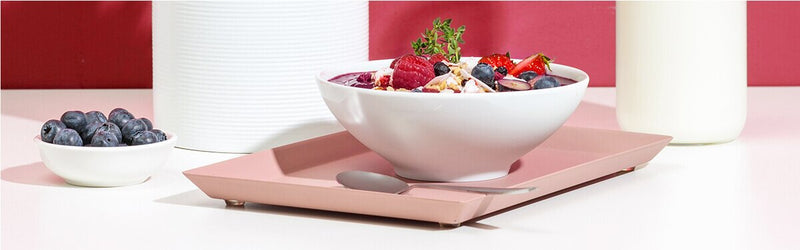 Acai Smoothie Bowl mit Heidelbeeren daneben