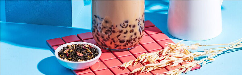Bubble Tea in einer Flasche mit Tee daneben