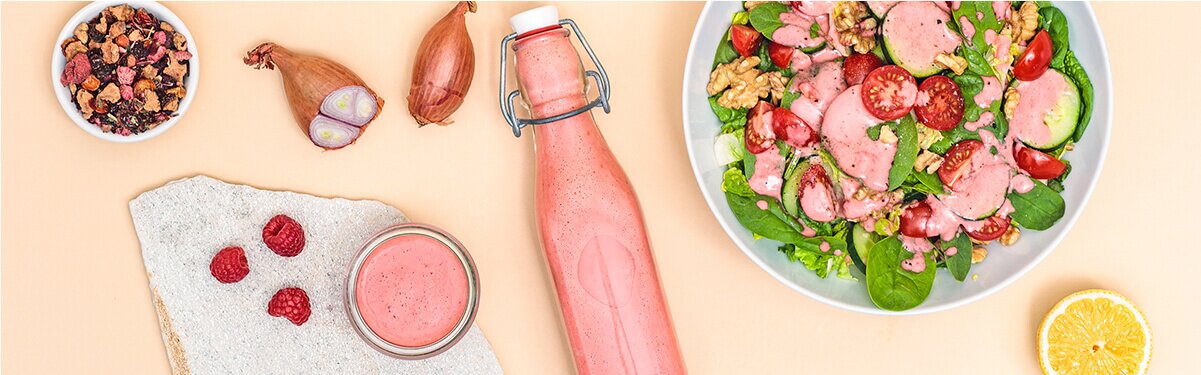 Red Ruby Salatdressing mit einem Salat daneben