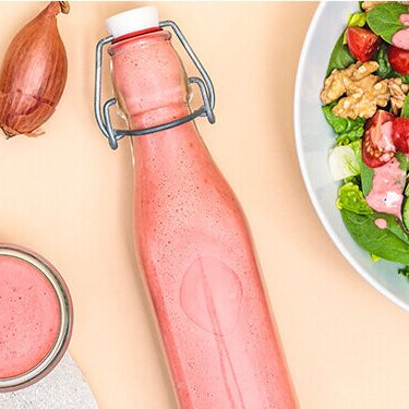 Red Ruby Salatdressing mit einem Salat daneben