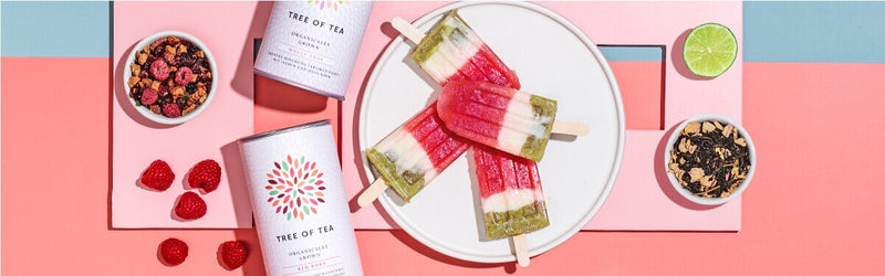 Popsicle-Eis mit Wassermelone auf einem Teller mit Teedosen daneben