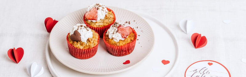 Cupcakes auf einem Teller mit Herzen drum herum