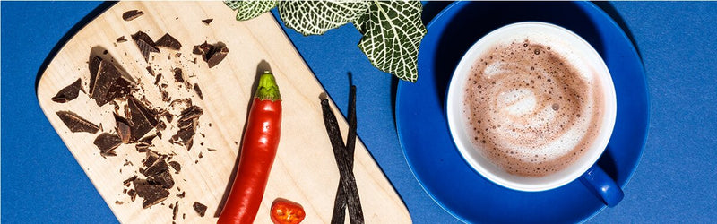 Chocolate Chili Drink mit Chili daneben