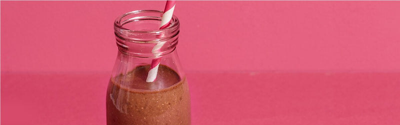 Kaffee Smoothie in einer Flasche mit Strohhalm