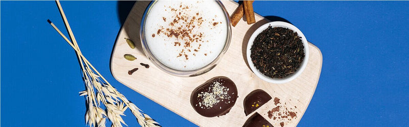 Lebkuchen Chai Latte mit Gewürzen und Tee daneben