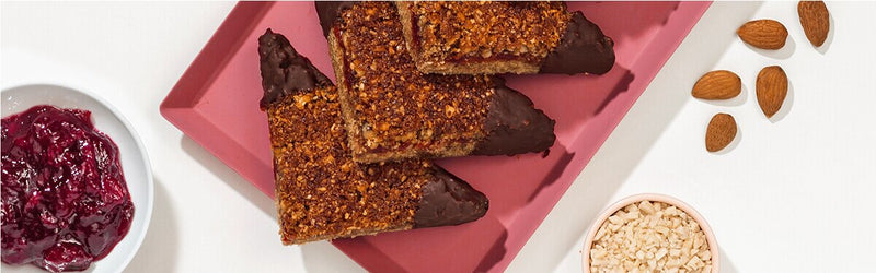 Knackige Nussecken auf einem Teller