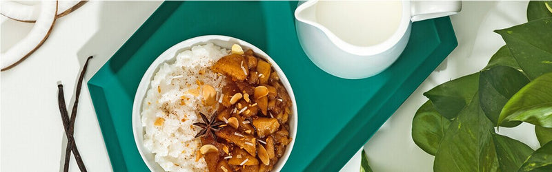 Milchreis mit Bratapfelkompott in einer Schüssel