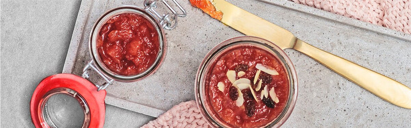 Ruby's Apfel Marmelade in einem Glas mit einem Messer daneben