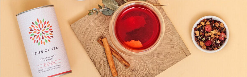 Spicy Ruby Teedrink und daneben Tee in einer Schüssel