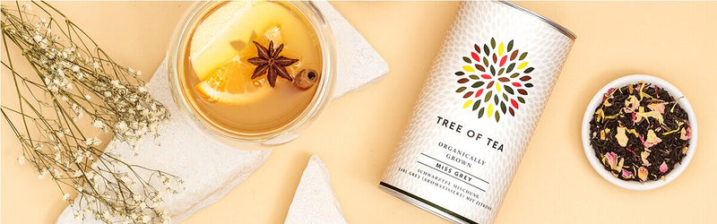 Würziger Adventspunsch mit Schwarztee in einer Schüssel