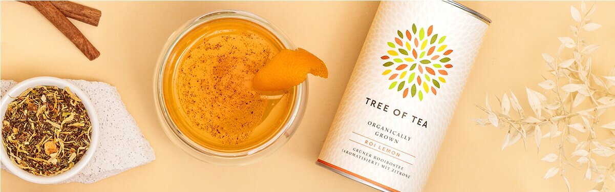 Orangen-Apfelpunsch mit der Teedose daneben