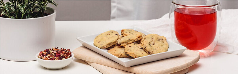 Shortbread mit Tee in einem Glas