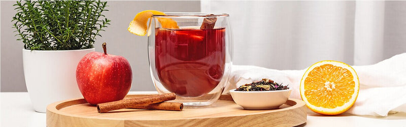 Winterpunsch im Glas mit Orangenschale dekoriert