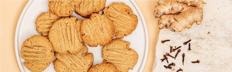 Ingwer Zimt Plätzchen auf einem Teller mit Ingwer daneben