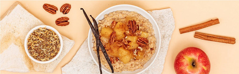 Winterporridge in einer Schüssel mit Pekannüssen und Apfelstücken dekoriert