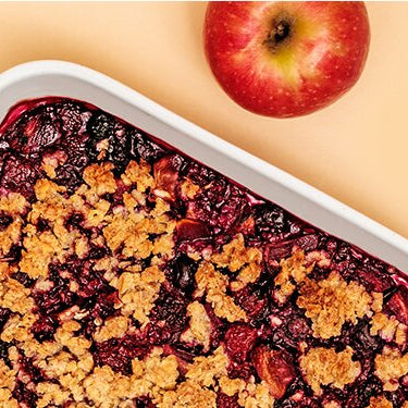 Veganer Berry Apple Crumble in einer Ofenform