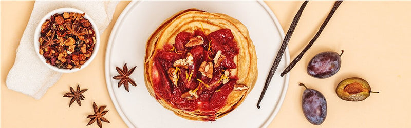 Pancakes mit Pflaumenkompott mit Gewürzen daneben