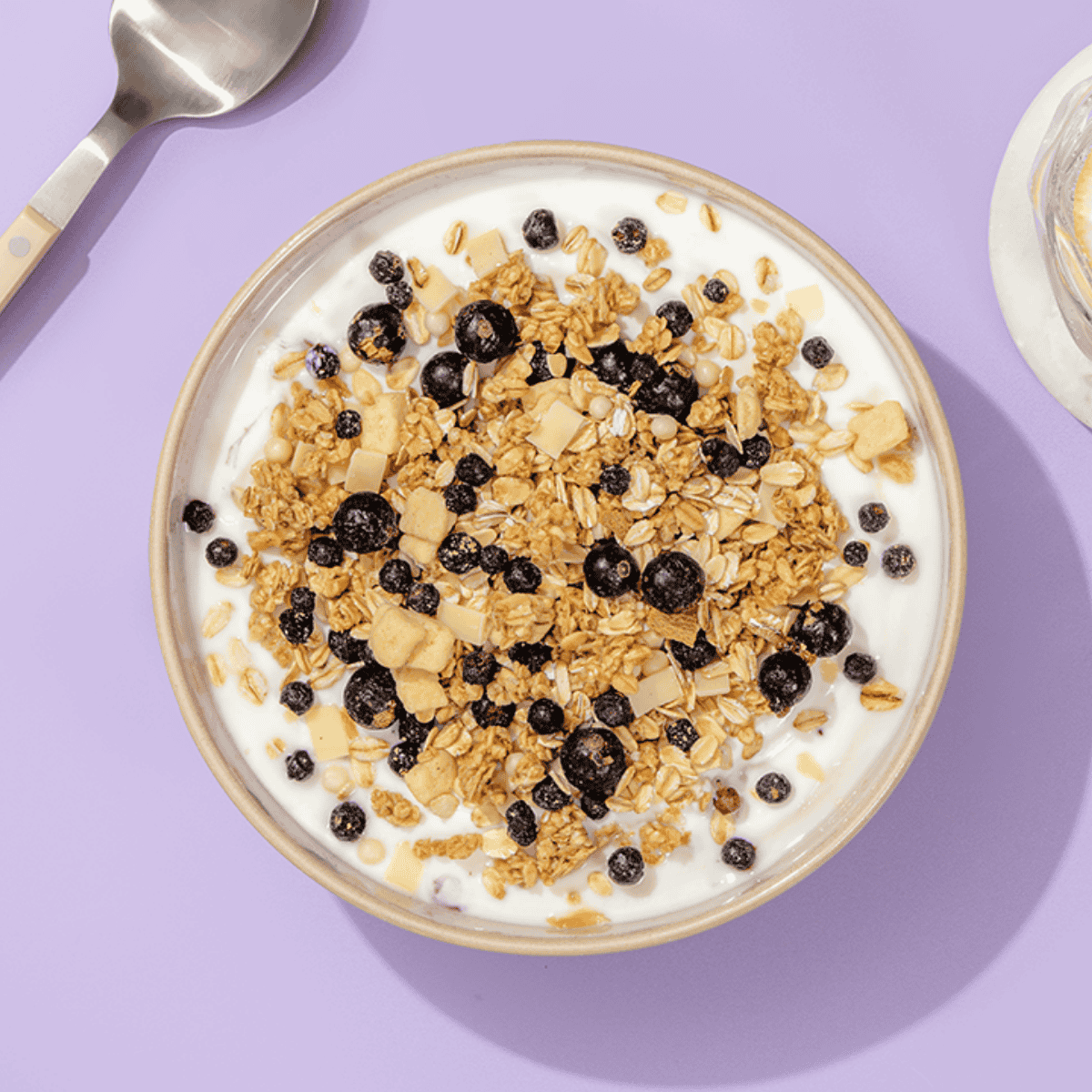 Müslischale mit dem Blueberry Lemon Cake Müsli mit Blaubeeren, Cheesecake Keksen und Hafer-Crunchy